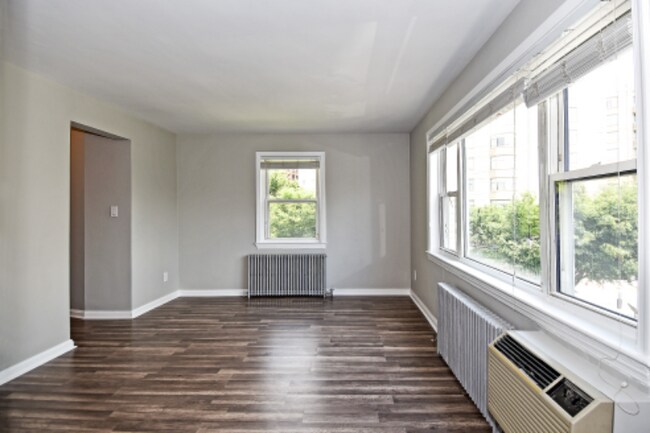 Foto del edificio - 7036 Strathmore St