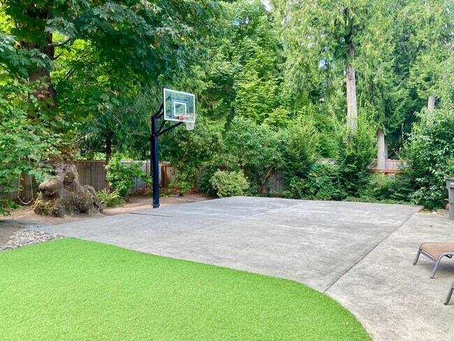 Gran cancha deportiva con aro de baloncesto ajustable - 4615 191st Pl NE