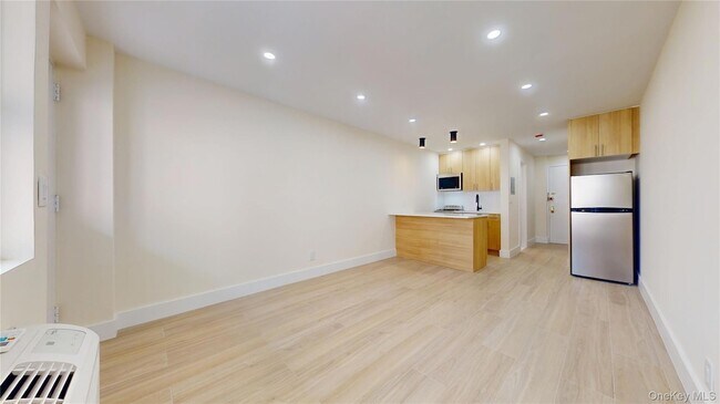Foto del edificio - 63-52 Saunders Street Unit 2B