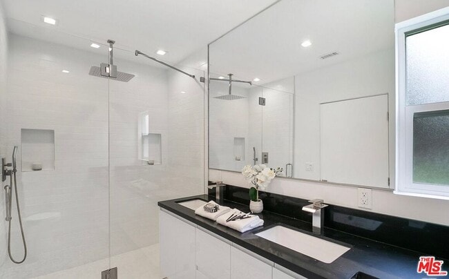 Foto del edificio - 6046 Fallbrook Ave