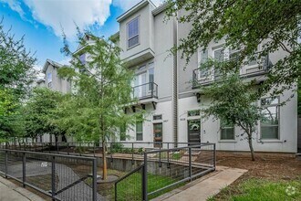 Building Photo - 5837 E Post Oak Ln