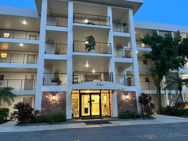 Building Photo - 2800 N Palm Aire Dr
