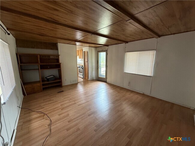 Foto del edificio - 222 Six Pines Rd