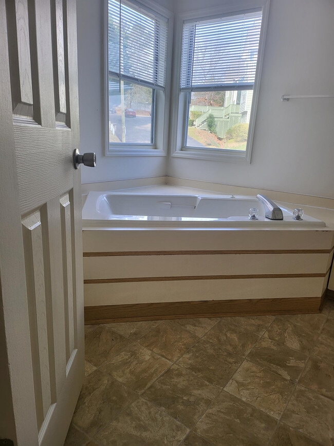 Building Photo - 1001 Brookhollow Dr