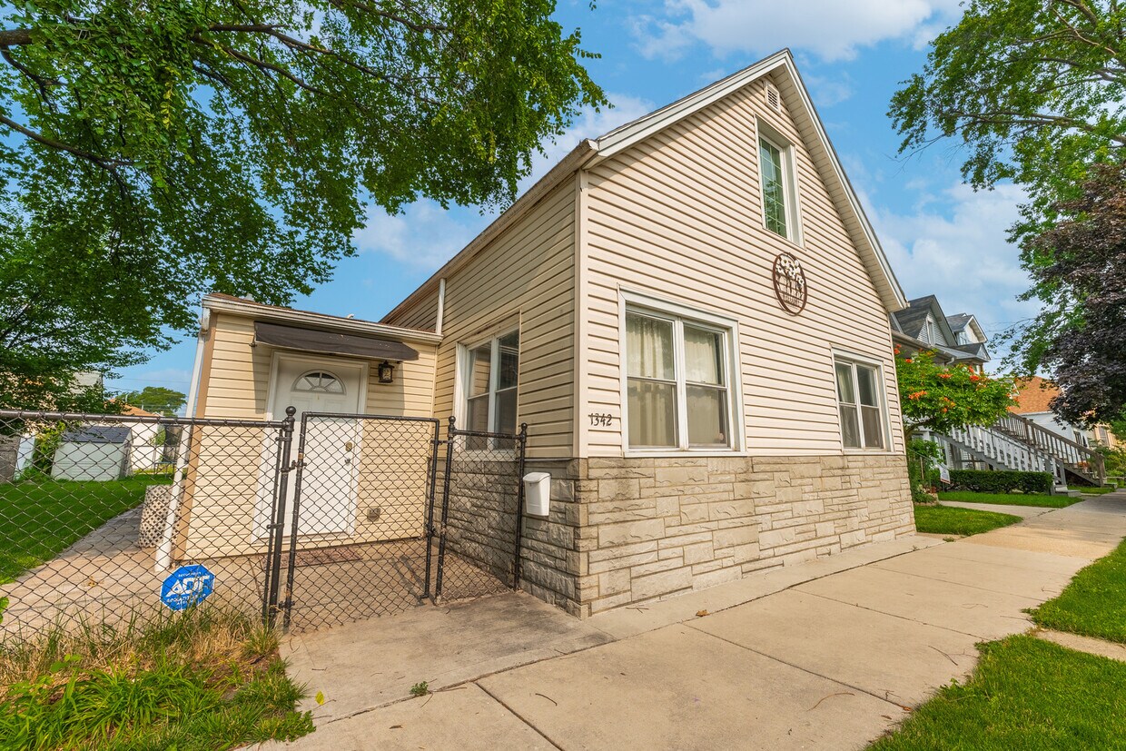 Primary Photo - 1342 Euclid Ave