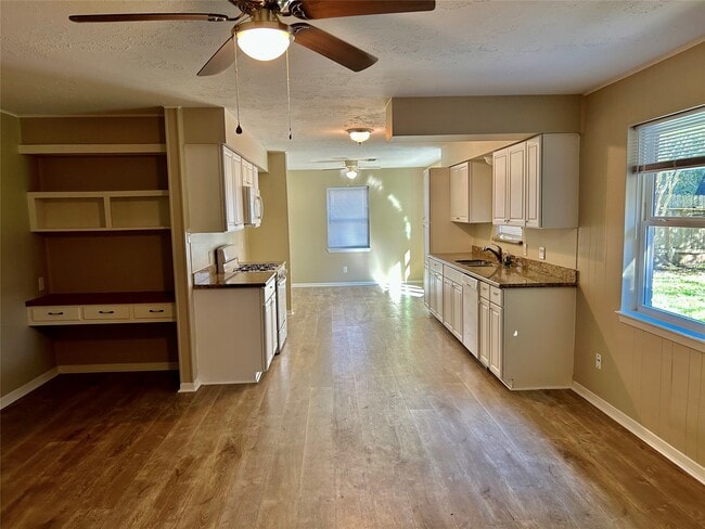 Building Photo - 2311 Willow Blvd