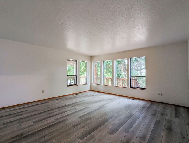 Foto del edificio - Move in ready 3 bedroom, 2.5 bath home wit...