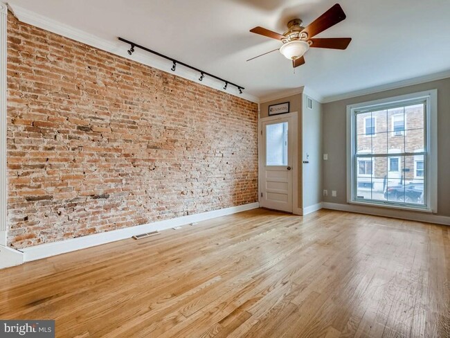 Building Photo - 704 S Decker Ave