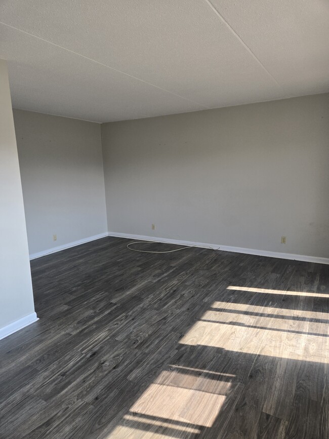 Building Photo - 411 Ellerdale St