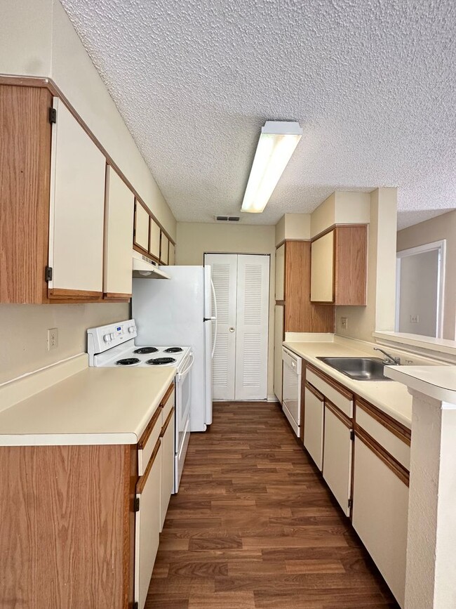 Building Photo - MOVE IN SPECIAL !!2 BEDROOM 1 BATHROOM CON...