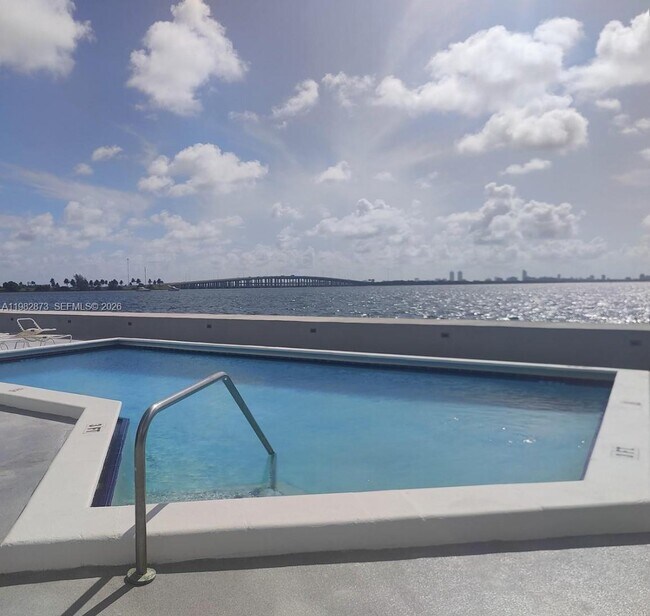 Foto del edificio - 555 NE 30th St