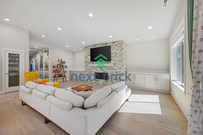 Building Photo - Charming 3-Bed, 2-Bath with 2,170 Sq. Ft. in Beautiful Snohomish!