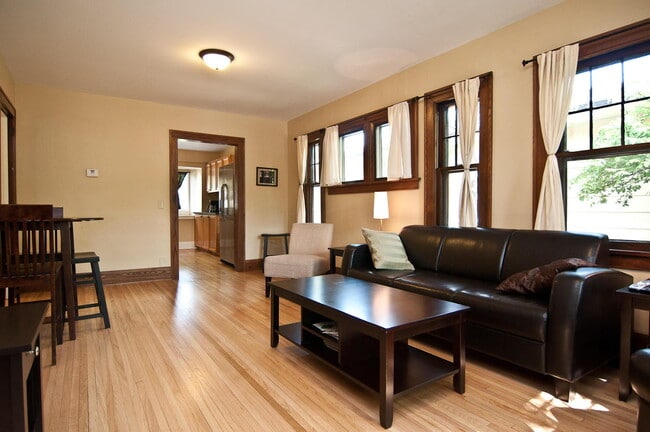 Foto del edificio - Charming 4-Bed Minneapolis Home with Hardwood Floors & Finished Basement