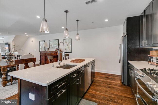 Foto del edificio - Spacious 3-Story Townhome with Roof Deck i...