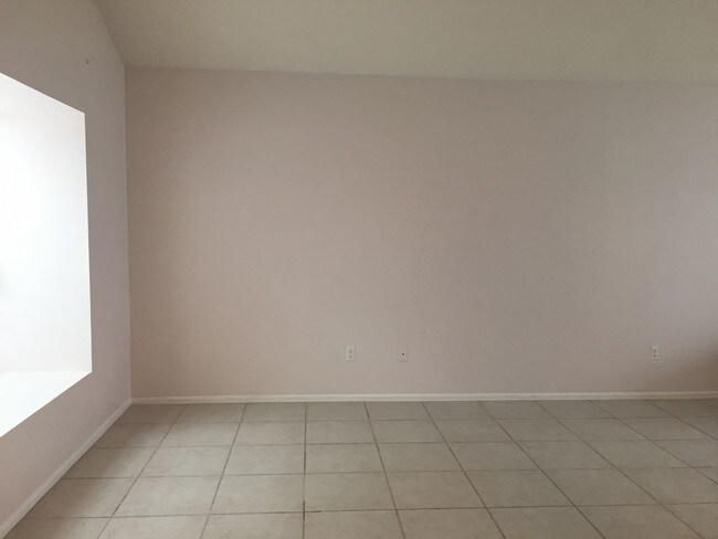 Foto del edificio - Pending 4 Bedroom Pool Home with Fenced Yard