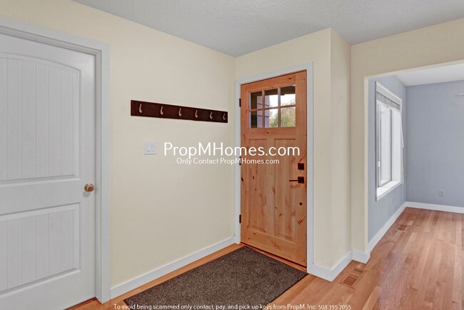 Building Photo - Updated 4 Bedroom Stunner in SW Portland!