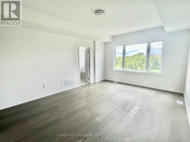 Photo du bâtiment - 12 Yans Way