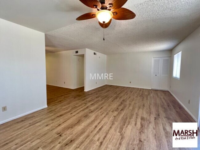 Foto del edificio - Great 3 bedroom home with lots of living s...