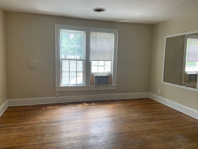 Building Photo - 2 BR, 2nd floor apartment w/ water, lawn service included near UNCG/Glenwood