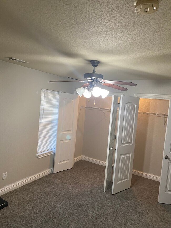 Foto del edificio - 3 bedroom 2 bath duplex with 2 Car Garage ...