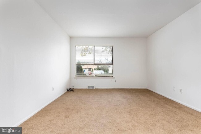 Building Photo - 802 Raintree Ln