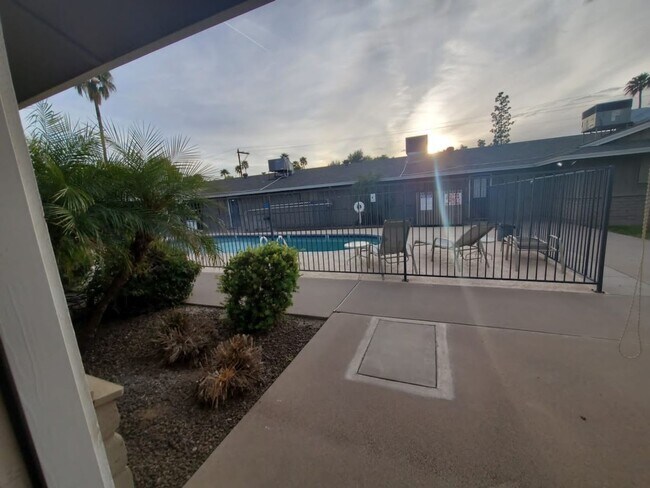 Building Photo - Charming 2 bedroom close to ASU!!!  Pool, ...