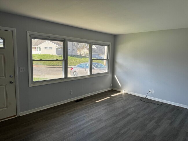Building Photo - Stunning 4 Bed, 2 Bath Home for Rent: Your...