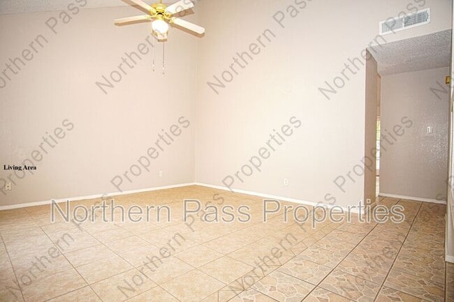Building Photo - 13944 Roslyn Dr