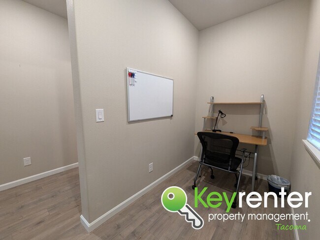 Building Photo - Spacious Northeast Tacoma 3 Bedroom Home for Rent Near Browns Point