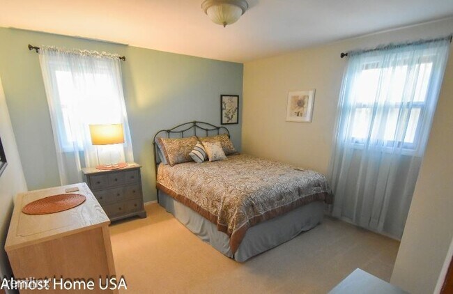 Building Photo - 3 br, 1.5 bath Townhome - 10** Coppens Rd