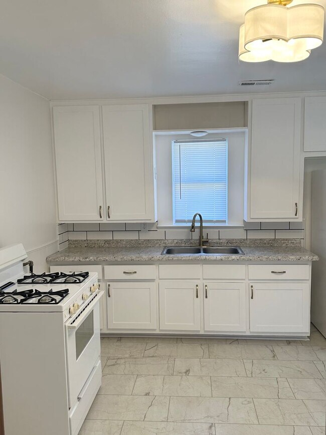 Foto del edificio - Hardwood Floors