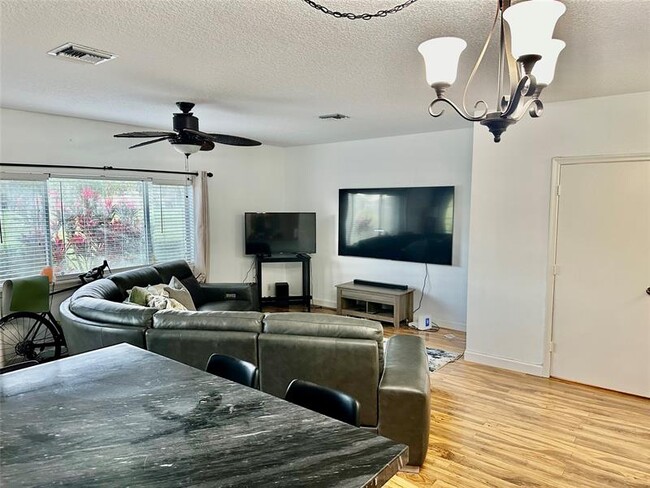 Building Photo - 9681 Santa Rosa Dr
