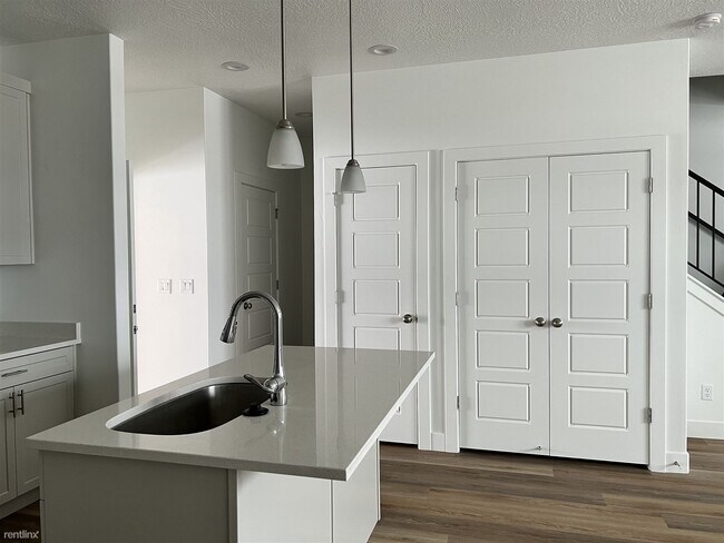 Foto del edificio - 4 br, 3.5 bath Townhome - 2025 South Sawmi...