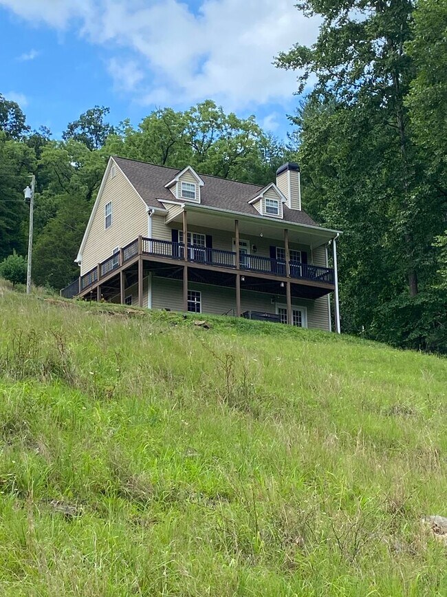 Foto del edificio - 210 Triple Fork Rd