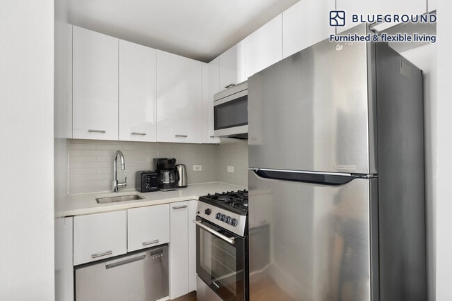 Building Photo - 230 E 44th St
