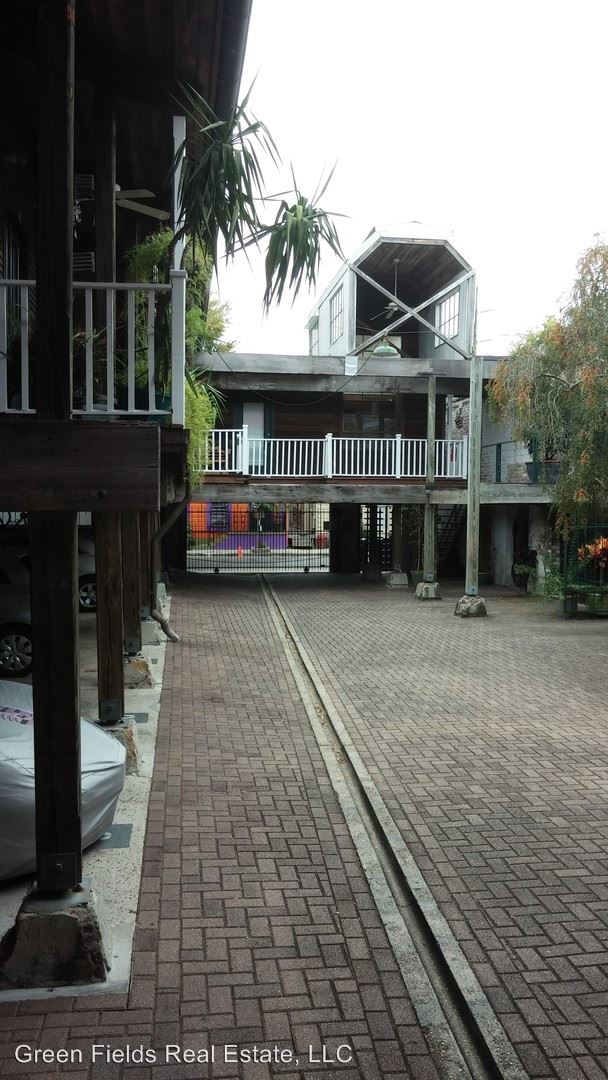 Building Photo - 500 Mandeville St
