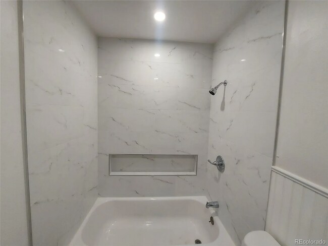 Foto del edificio - 5657 S Lowell Blvd