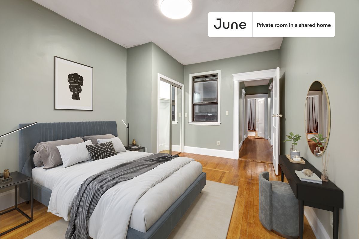 Foto principal - Private bedroom in 3 bed/2 bath Home