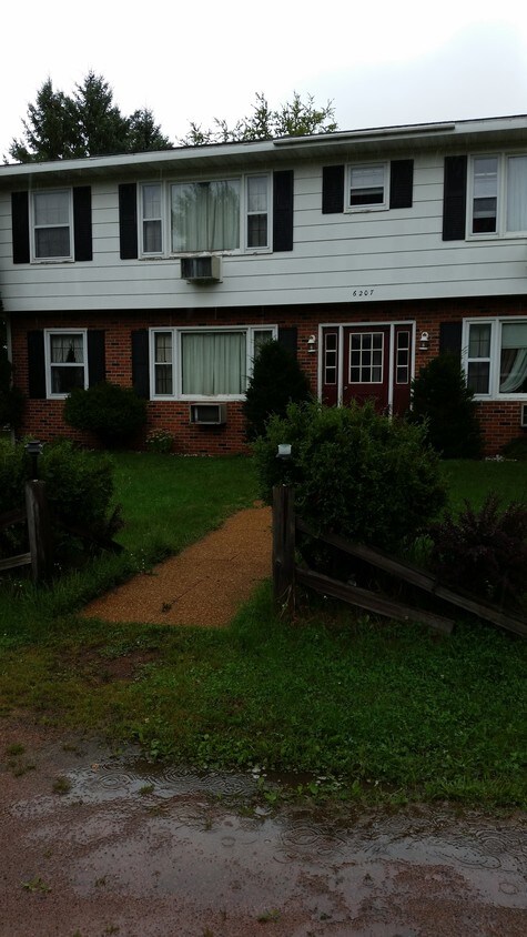 front of building - 6207 Labrador Rd
