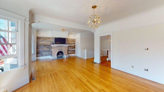 Building Photo - Farm to Table 4 BR x 4 Bath Flat