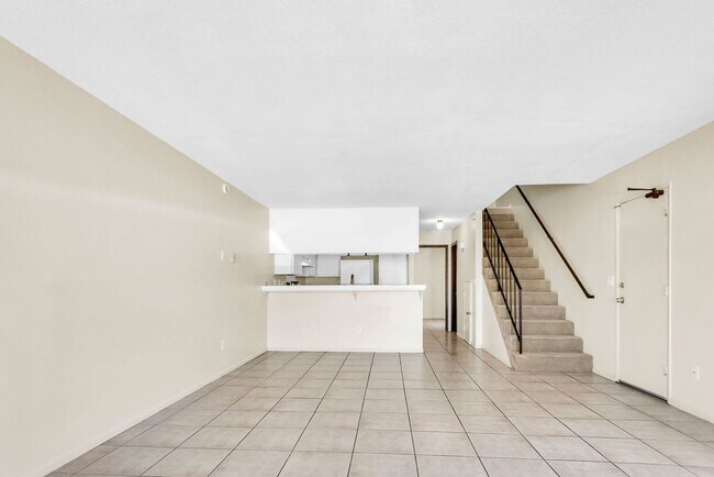 Foto del edificio - Great three bedroom townhome in UTC!  Avai...