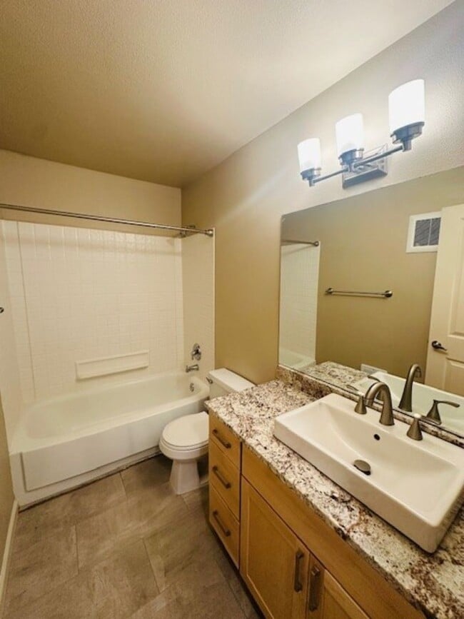 Building Photo - 2Bd/1Ba Bellevue Condo