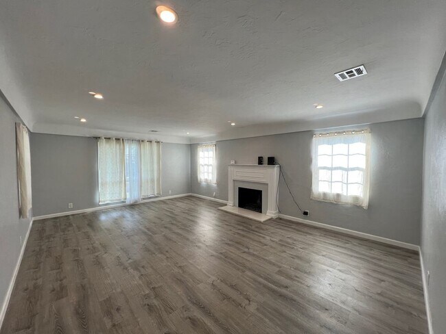 Building Photo - 501 W Maple Ave