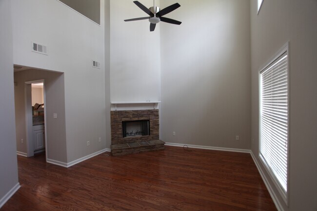 Foto del edificio - Charming 3-Bedroom Home in Quiet Cul-de-Sa...