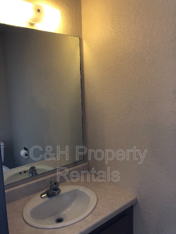 Foto del edificio - 622 Oakmont Rd