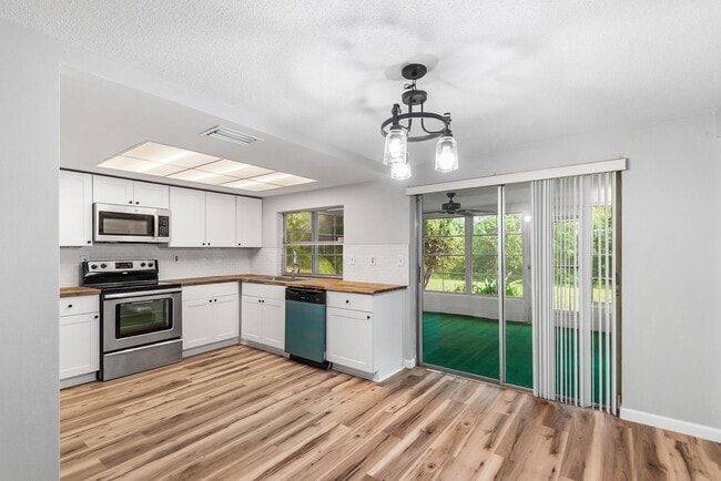 Building Photo - 7913 Raintree Dr