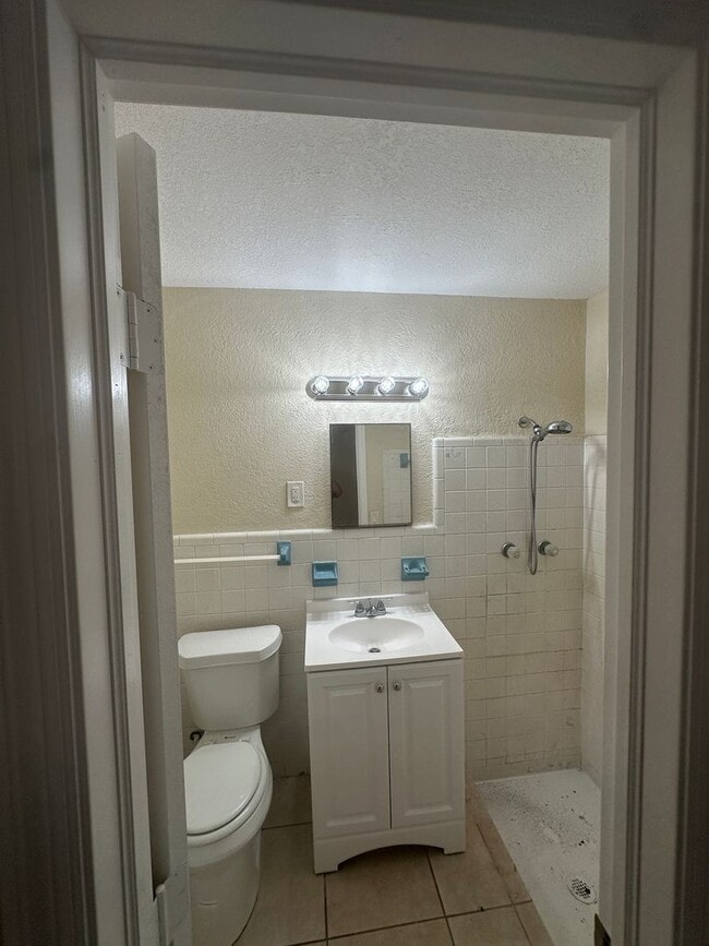 Building Photo - Nice 3/2 with big backyard