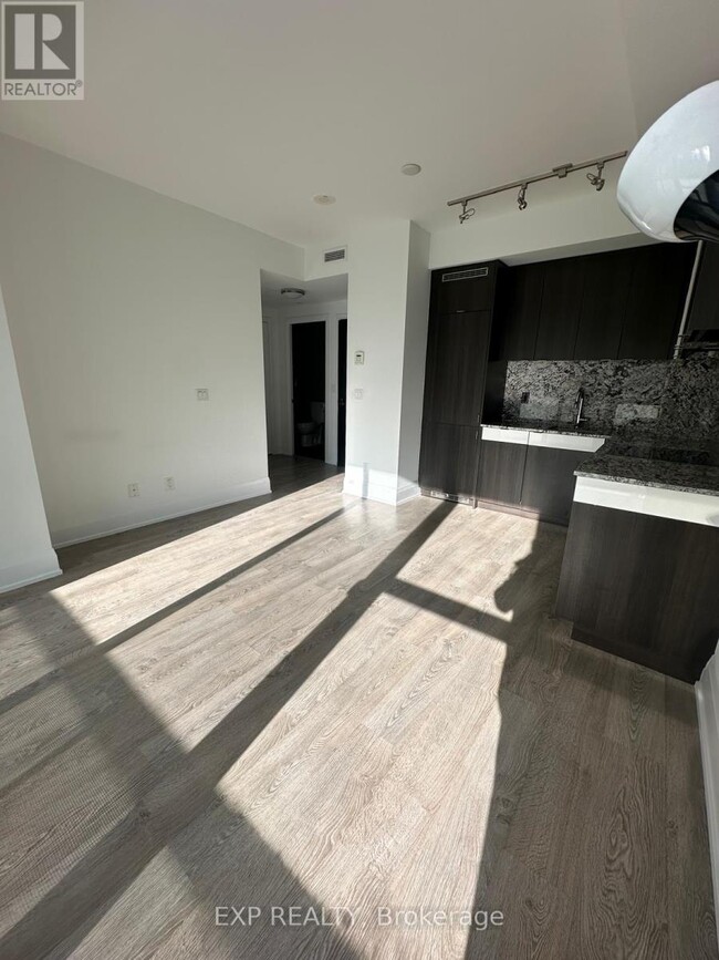 Building Photo - 101 Erskine Ave