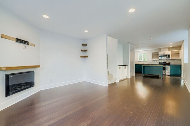 Building Photo - Stunning 3-Bed/2-Bath + Den Townhome with ...