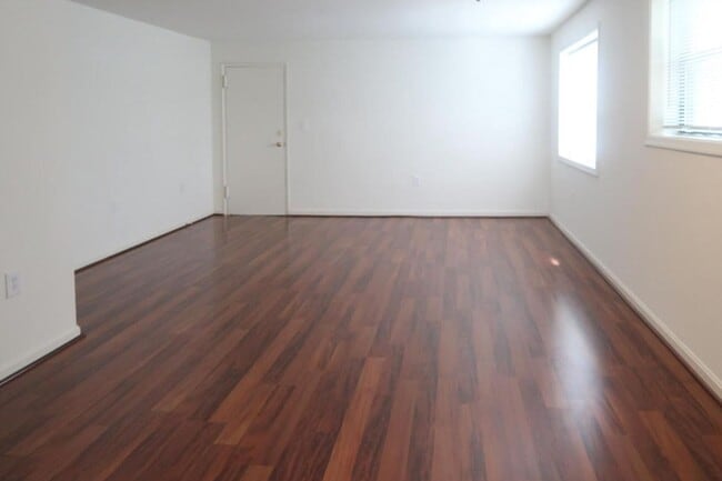 Building Photo - Modern Three Bedroom Condo! Minutes to Congress Heights Metro!